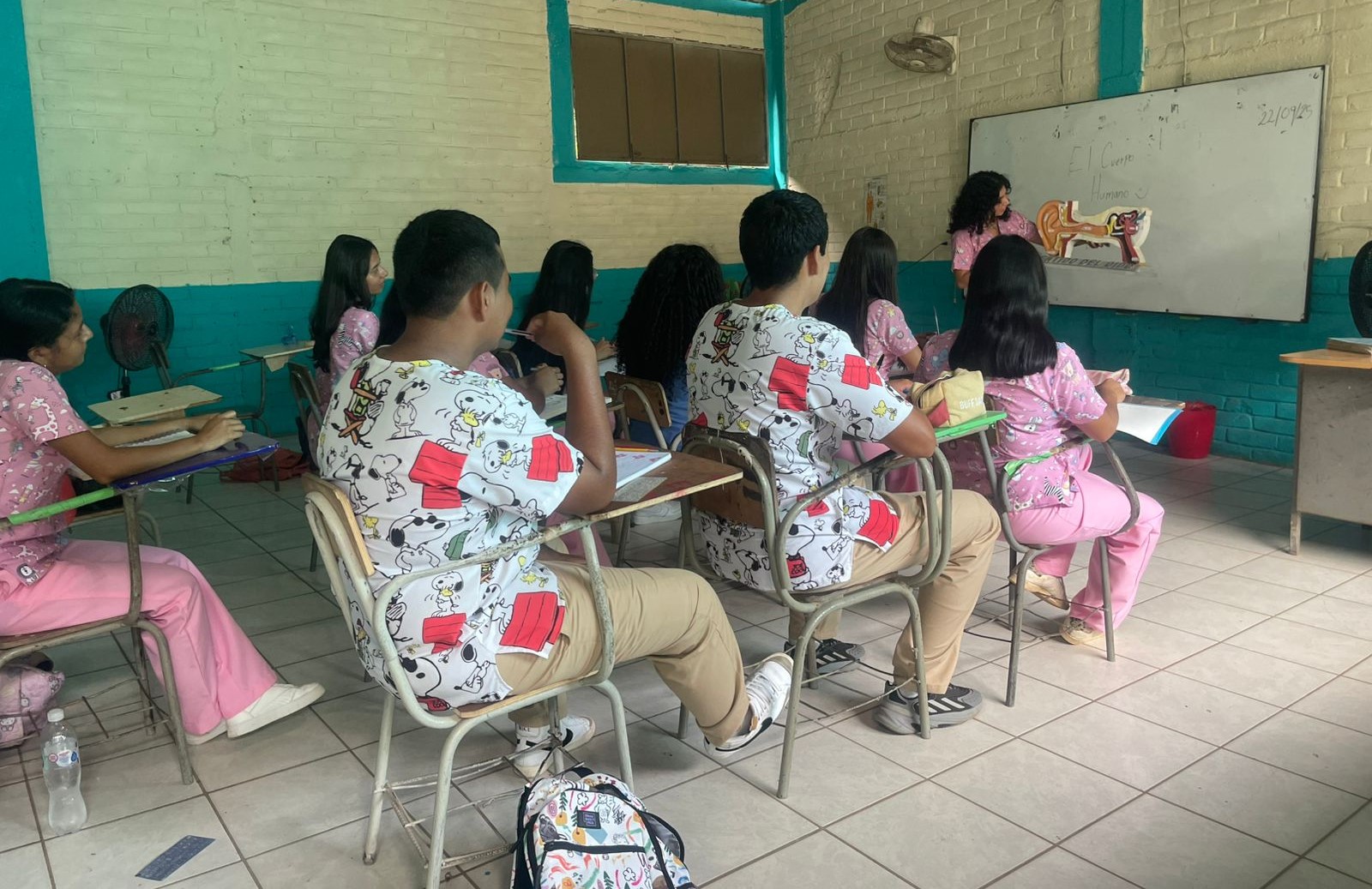 Estudiantes en clase de salud